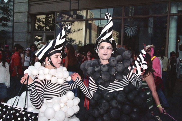 F_white_and_red_grapes_wide_close.jpg